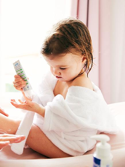 Ecofarma - Sabemos lo delicada que es la piel de tu bebe 👶❤️ Por eso te  recomendamos Mustela Gel de baño suave para bebés y niños. Gel espumoso,  para cuerpo y cabello